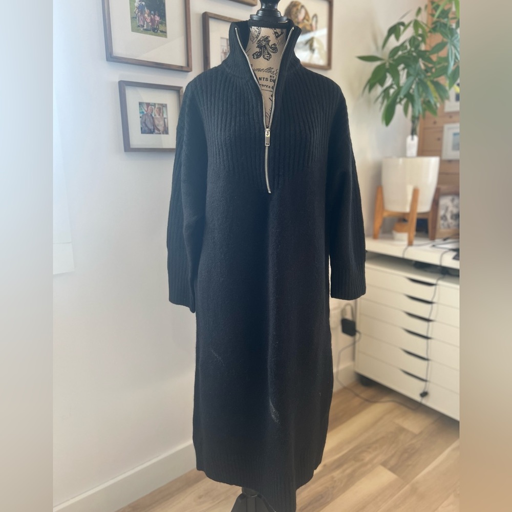 Icône from Simon’s long black knitted dress in size medium. Oversized fit.